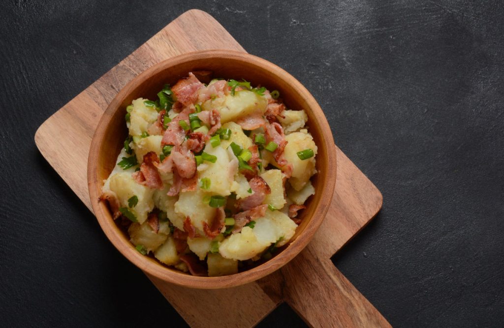 Ouăle de Paște transformate: Salata bavareză, un deliciu!