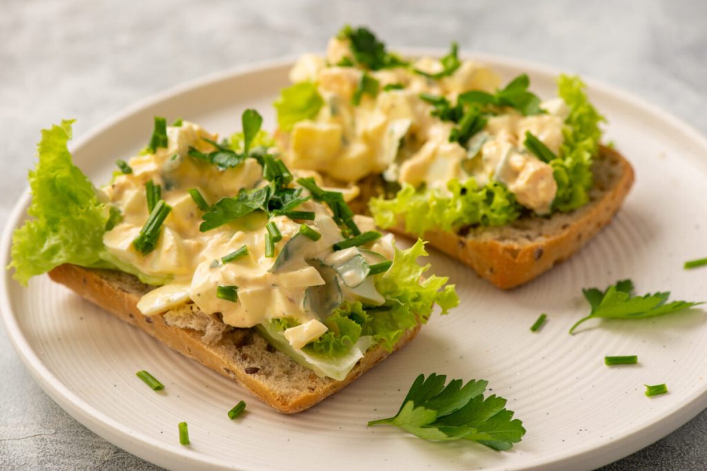 Imaginea atașată nu este doar o reprezentare grafică, ci punctul de plecare pentru o călătorie culinară rapidă și savuroasă