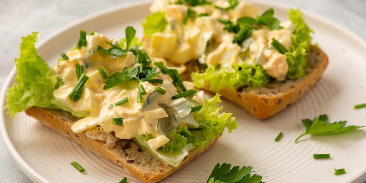 3 rețete savuroase de salată de ouă: Gustarea perfectă sau sandvișuri rapide