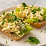 3 rețete savuroase de salată de ouă: Gustarea perfectă sau sandvișuri rapide