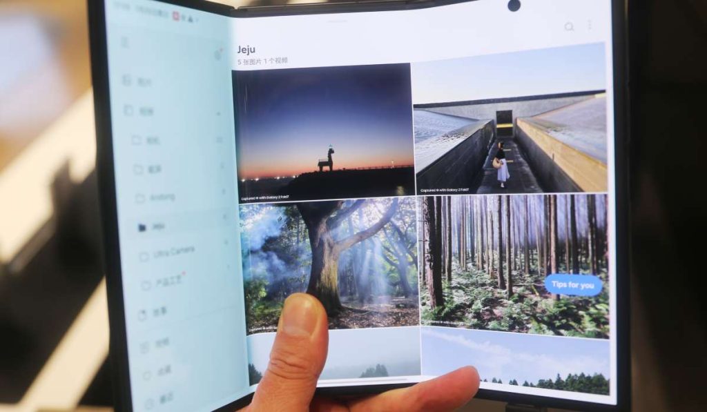 Samsung pregătește un telefon pliabil TRIPLU: Urmează revoluția?