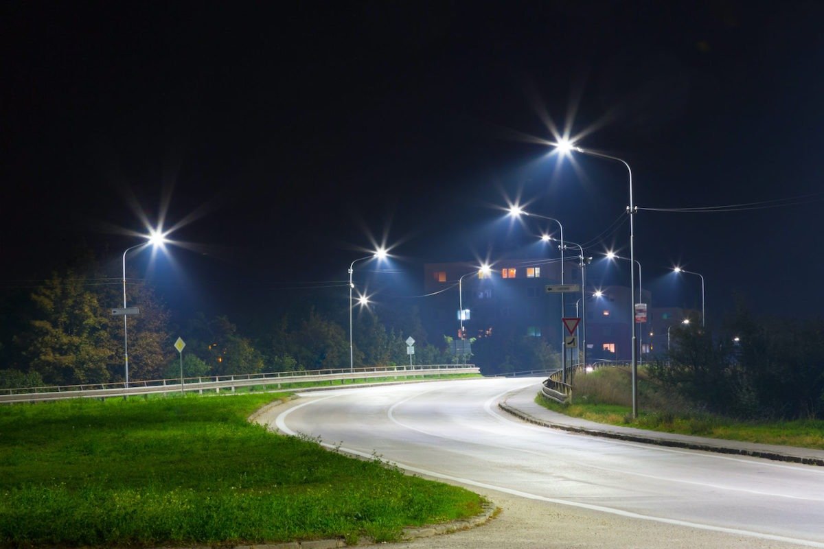 Primarul comunei Sânpetru de Câmpie, inculpat pentru furt de energie electrică Primarul comunei Sânpetru de Câmpie, Spiru Şerban Crăciun, a fost inculpat pentru trei infracțiuni de furt și două de instigare, în legătură cu utilizarea unor instalații clandestine pentru furt de energie electrică