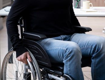 Pensionarii de invaliditate, pe muchie de cuțit în 2026: cine câștigă, cine pierde