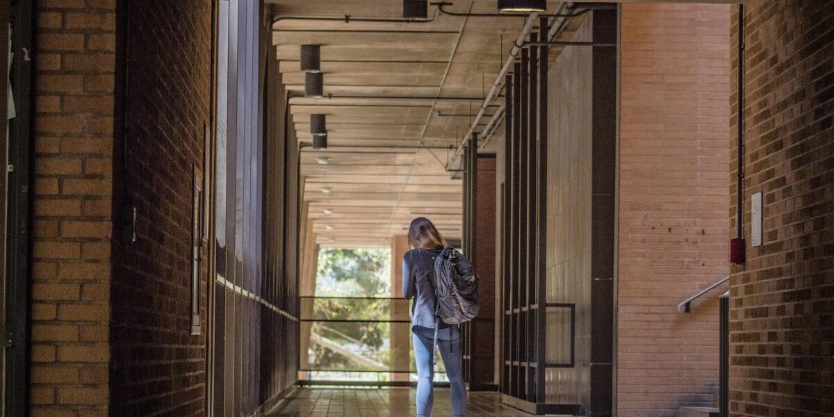 Alarmă la Școala scoțiană: Imigranți, acuzați că au pozat eleve în pauză