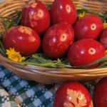 Cum vopsești ouăle de paște ca bunica: secrete din coji de ceapă și sfeclă