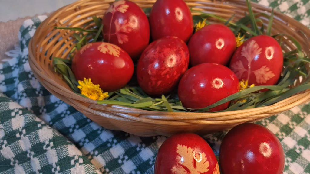 Ouă de Paște colorate natural: Metode tradiționale și trucuri pentru rezultate spectaculoase Apropierea sărbătorilor pascale aduce cu sine o mulțime de tradiții, iar vopsirea ouălor este, fără îndoială, una dintre cele mai îndrăgite