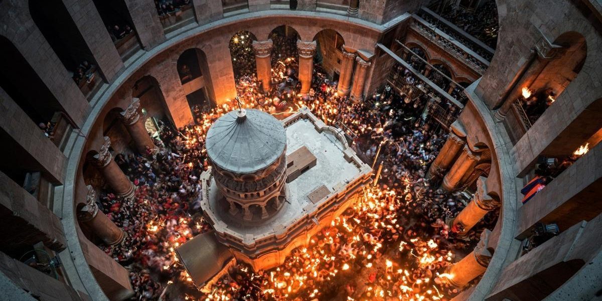 Sfânta Lumină a ajuns la Ierusalim: Când va fi în România? Vești de la Sfântul Mormânt