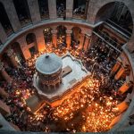 Sfânta Lumină a ajuns la Ierusalim: Când va fi în România? Vești de la Sfântul Mormânt