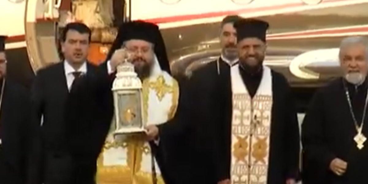 Sfânta Lumină de la Ierusalim a ajuns în România: Flacăra a fost adusă