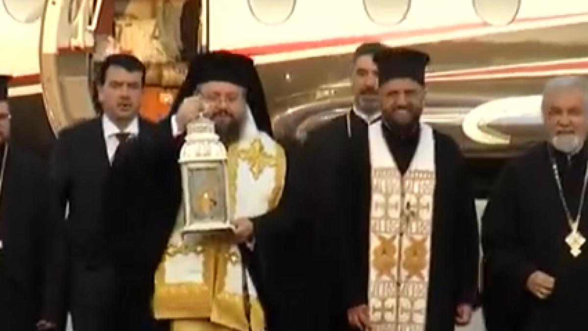 Sfânta Lumină de la Ierusalim a ajuns în România: Flacăra a fost adusă