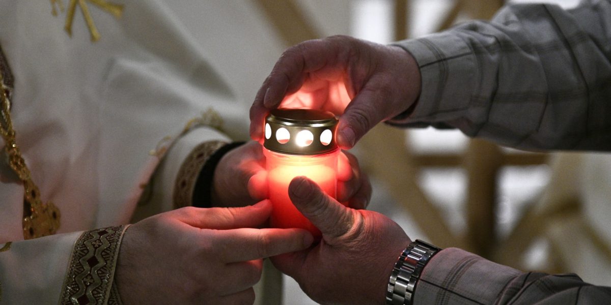 sfanta-lumina-inviere-hristos-a-inviat-paste-pasti.jpg - StiriAlese