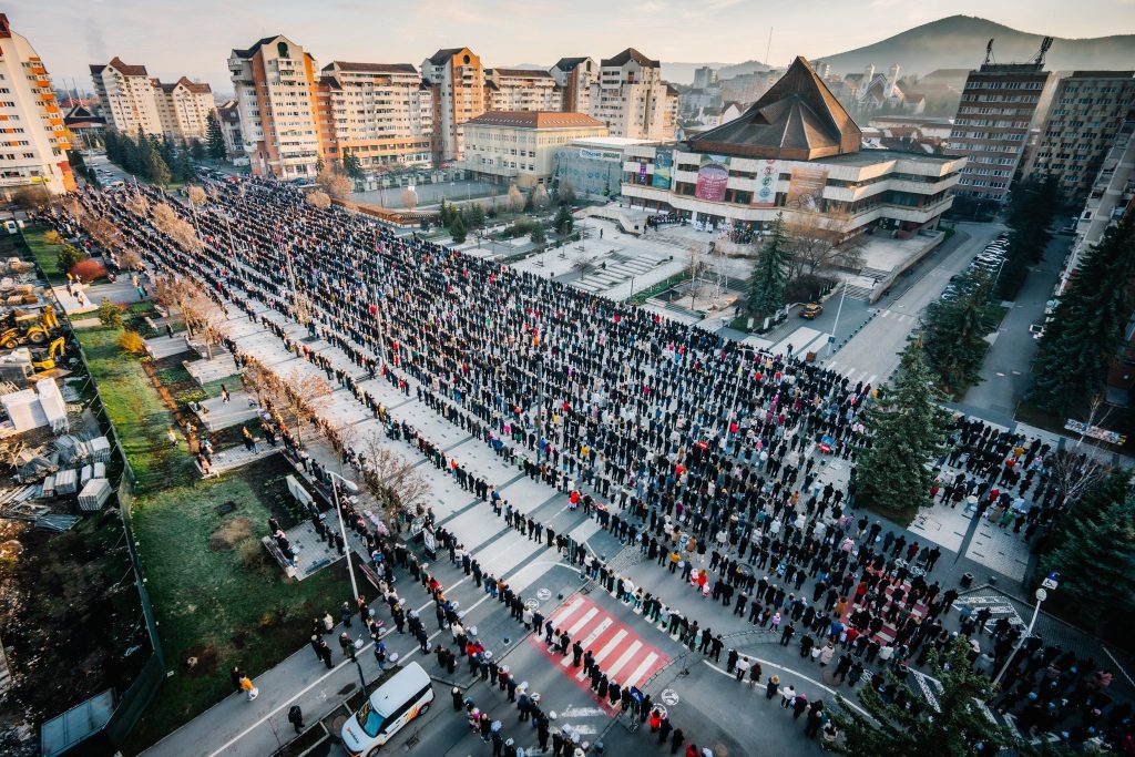 Mii de credincioși s-au aliniat în centrul orașului Miercurea Ciuc pentru a participa la tradiția sfințirii bucatelor de Paște, imagini fiind încărcate pe pagina de Facebook a liderului UDMR, Kelemen Hunor