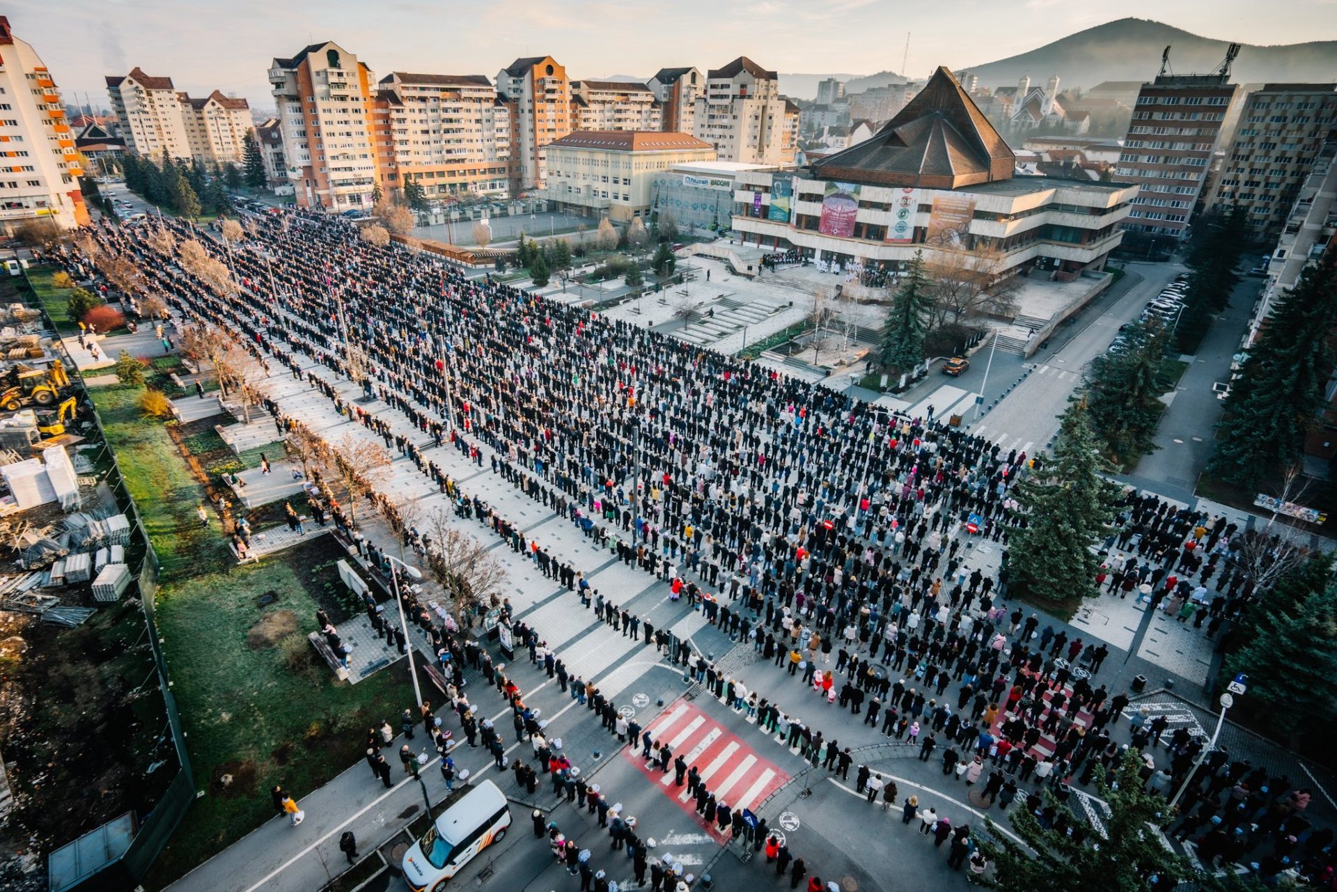 Mii de credincioși s-au aliniat în centrul orașului Miercurea Ciuc pentru a participa la tradiția sfințirii bucatelor de Paște, imagini fiind încărcate pe pagina de Facebook a liderului UDMR, Kelemen Hunor