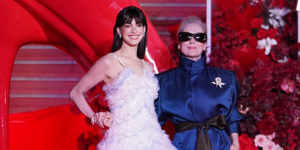 Hathaway șochează, Streep hipnotizează: detalii „diabolice” pe covorul roșu