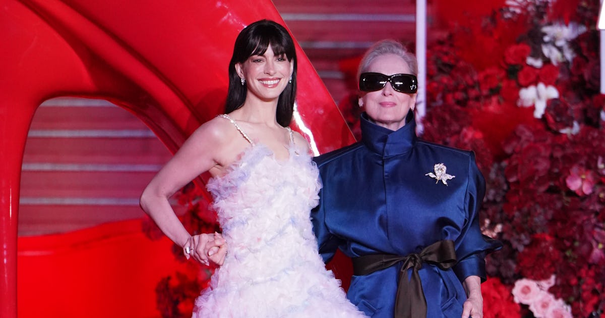 Hathaway șochează, Streep hipnotizează: detalii „diabolice” pe covorul roșu