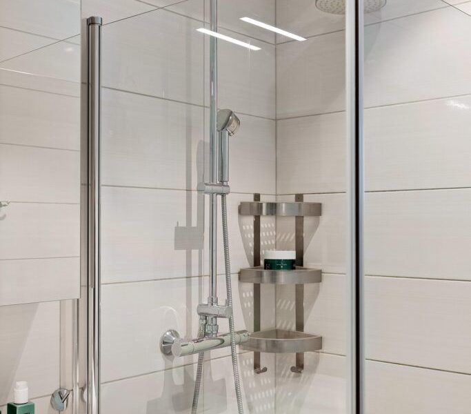 shower-9011233_1920-683x1024.jpg - StiriAlese