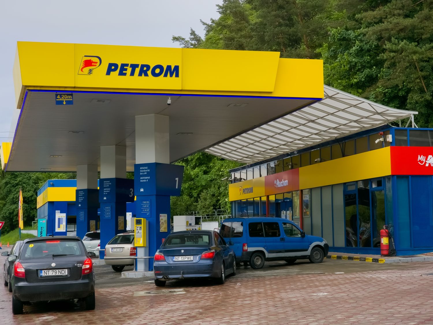 Litrul de motorină s-a scumpit vineri la stațiile Petrom și OMV, ajungând la cel mai înalt nivel din ultimele zile, după o perioadă în care prețurile au fost ușor în scădere
