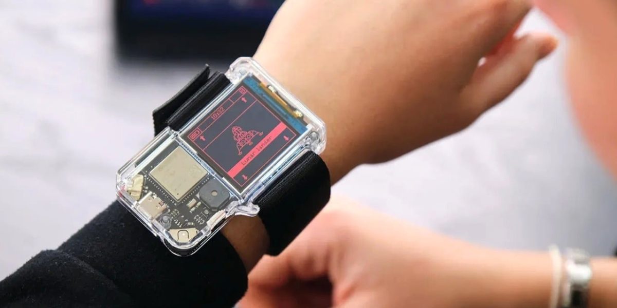 Ceasul Artemis Watch 2.0 inspirat de NASA învață copiii Python la încheietură
