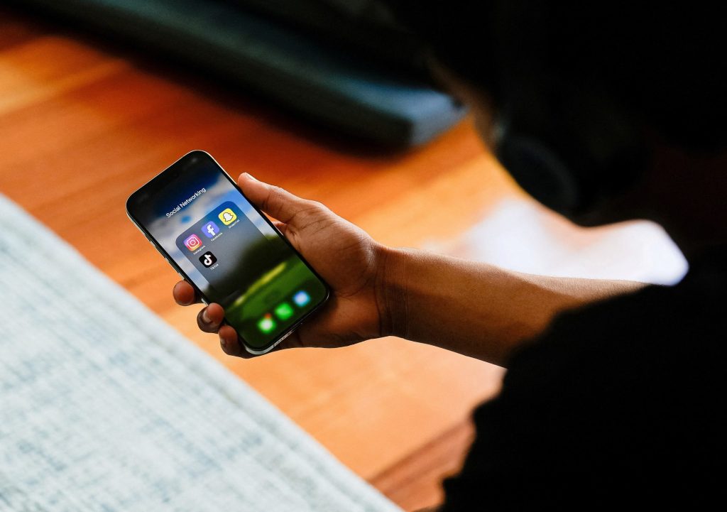 Bruxelles testează un nou sistem de verificare a vârstei online Uniunea Europeană lucrează la un sistem inovator de verificare a vârstei pentru utilizatorii de internet, menit să protejeze minorii fără a compromite datele personale ale acestora