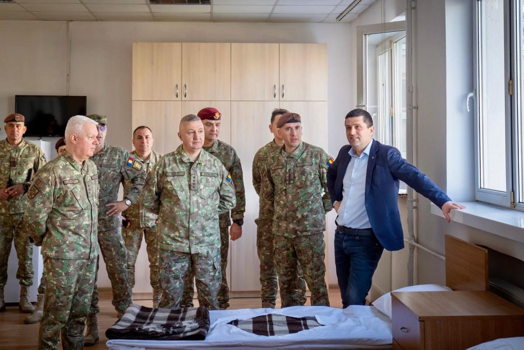 Ministrul apărării naționale, Radu Miruță, a vizitat batalionul 265 poliție militară în cadrul programului de instruire SGVT Ministrul Apărării Naționale, Radu Miruță, a efectuat marți o vizită la Batalionul 265 Poliție Militară, una dintre unitățile militare în care va avea loc instruirea soldaților și gradaților voluntari în termen (SGVT)