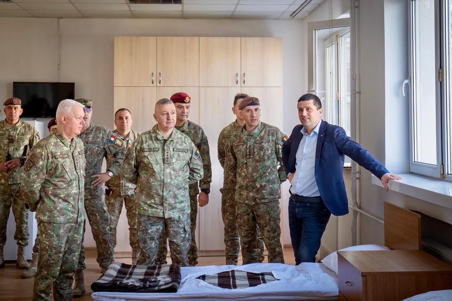 Ministrul apărării naționale, Radu Miruță, a vizitat batalionul 265 poliție militară în cadrul programului de instruire SGVT Ministrul Apărării Naționale, Radu Miruță, a efectuat marți o vizită la Batalionul 265 Poliție Militară, una dintre unitățile militare în care va avea loc instruirea soldaților și gradaților voluntari în termen (SGVT)