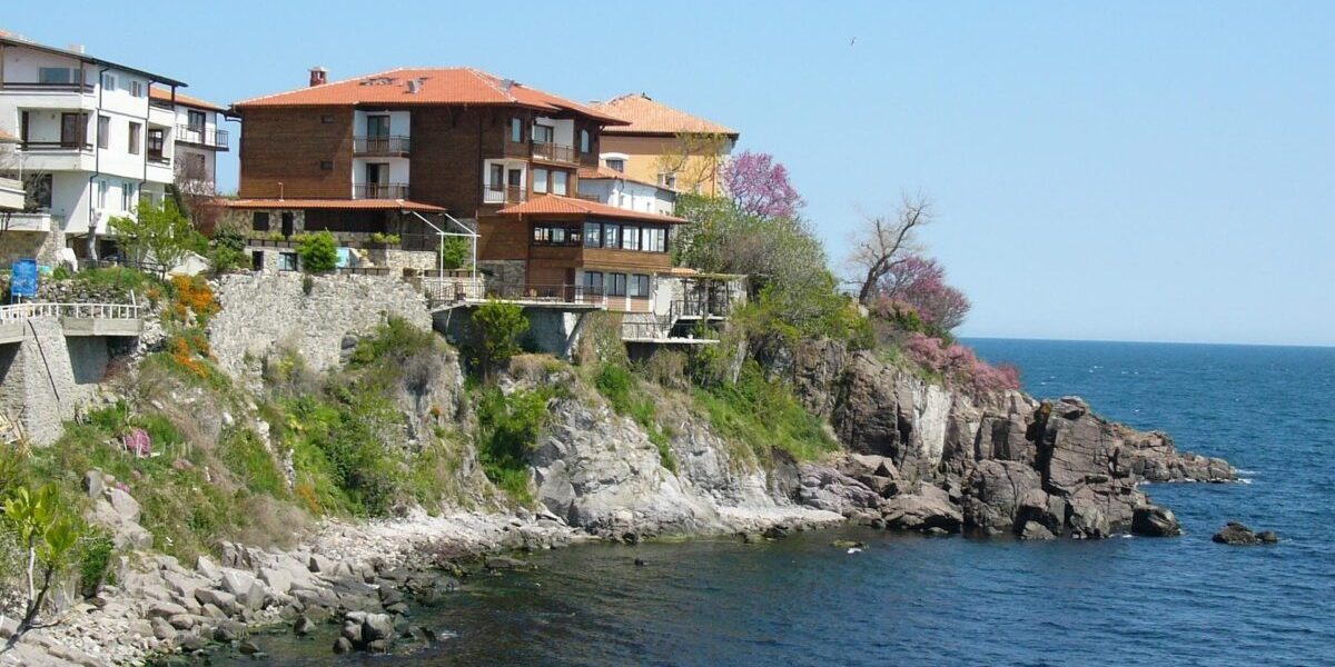 Mai ieftin ca Amalfi? Destinația SECRETĂ a turiștilor, mai spectaculoasă