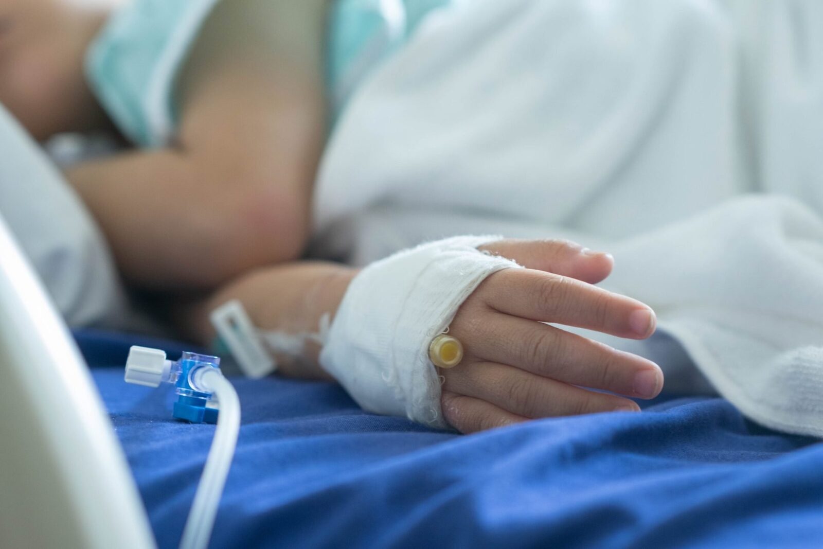 Caz șocant: Copii infectați cu HIV în spital, după folosirea seringilor vechi