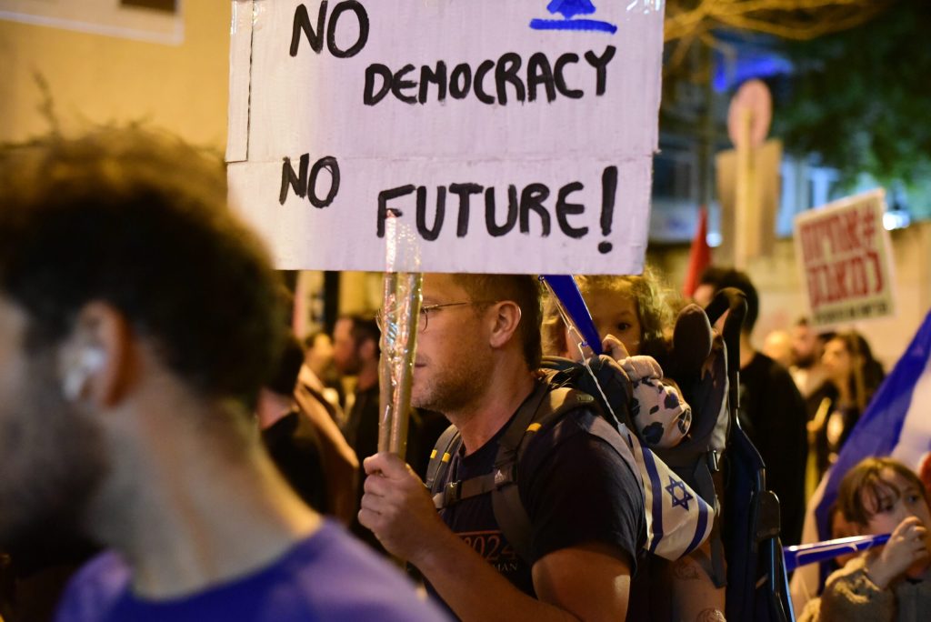 Scorul global al democrației a crescut ușor, marcând o posibilă pauză în declinul observat din 2006