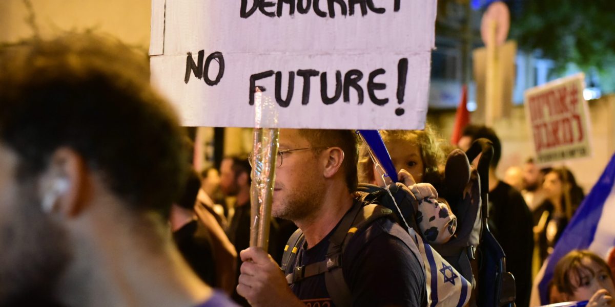 Scorul global al democrației a crescut ușor, marcând o posibilă pauză în declinul observat din 2006