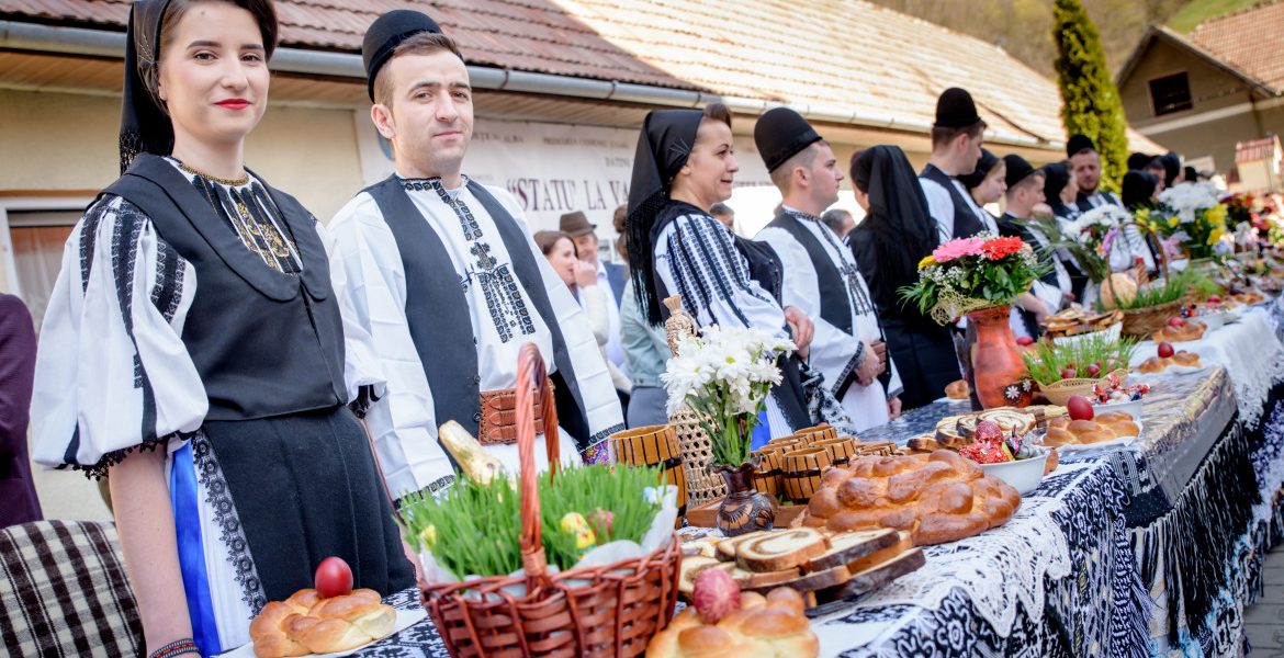 Statu la vase, reluat! Obiceiul din a doua zi de Paște, din nou pentru tineri căsătoriți