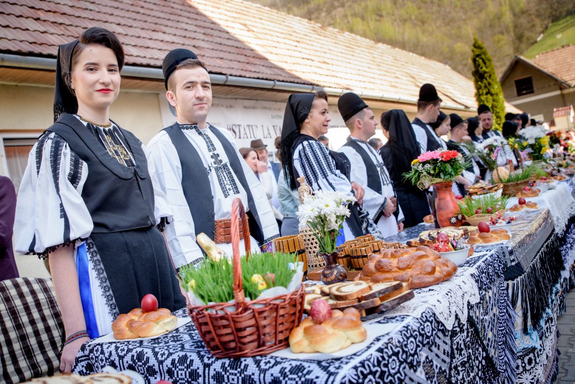 Statu la vase, reluat! Obiceiul din a doua zi de Paște, din nou pentru tineri căsătoriți