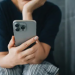 statul-pe-toaleta-cu-telefonul-1024x547.png - StiriAlese