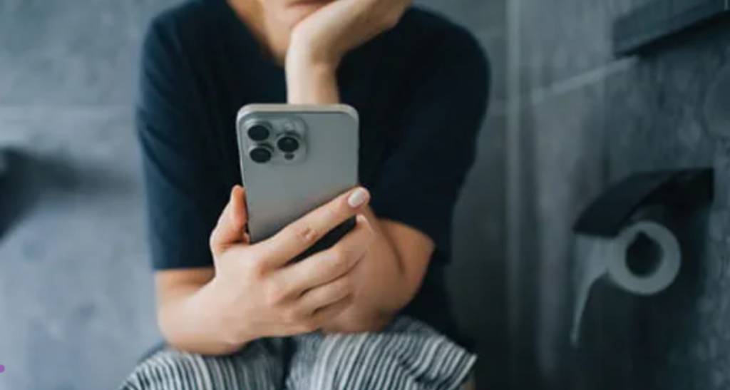 statul-pe-toaleta-cu-telefonul-1024x547.png - StiriAlese