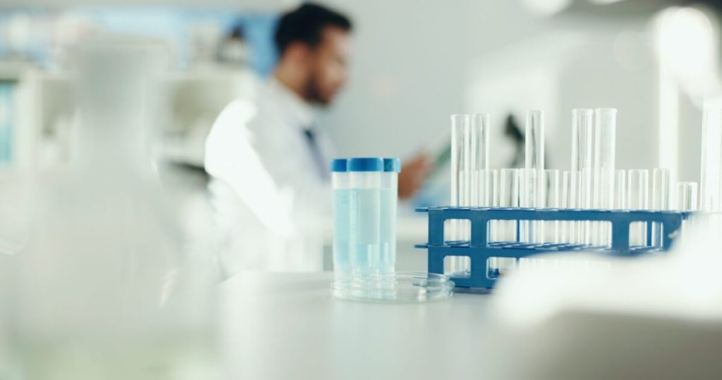 De ce să intri într-un studiu clinic: Beneficii, riscuri, informații cruciale