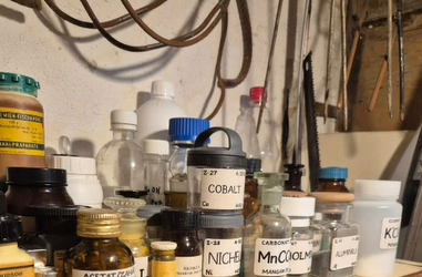 Tânăr din Galați, reținut pentru experimente chimice periculoase în bloc