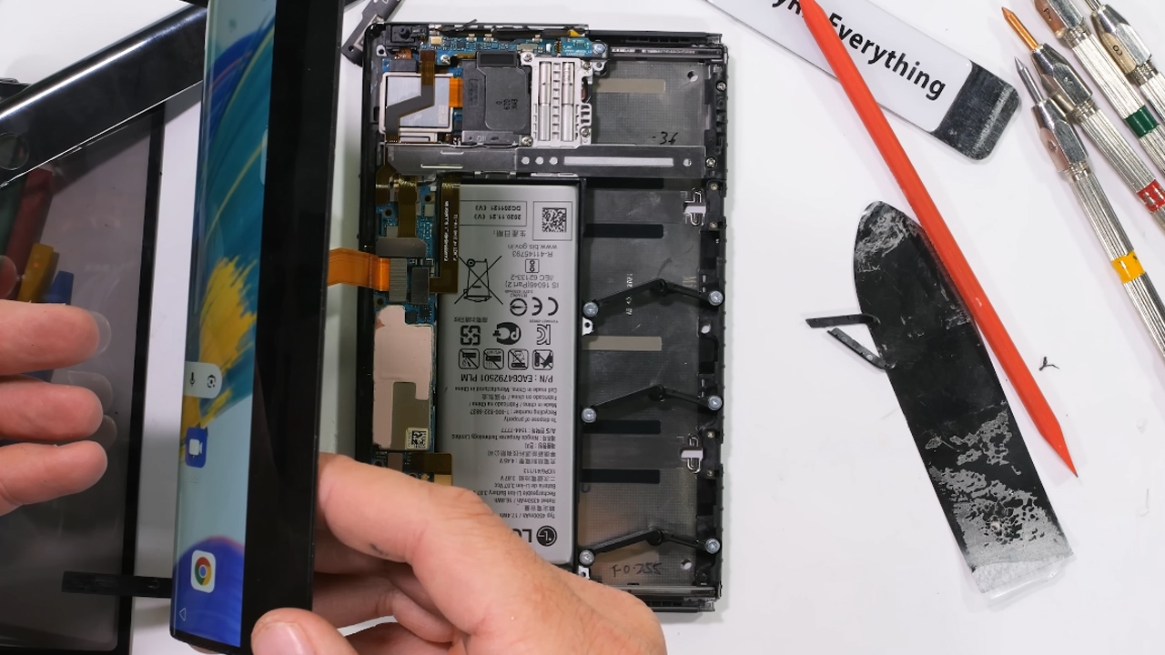 Un concept inovator, dar aproape imposibil de produs în masă, a fost dezvăluit recent printr-un teardown al unui telefon LG Rollable