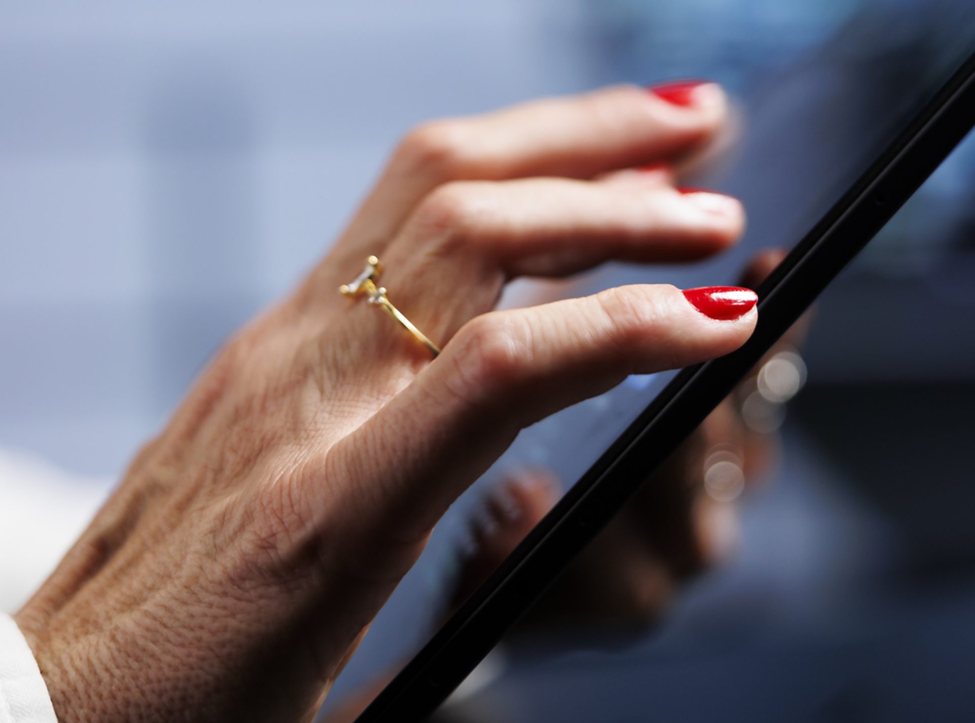 Pozele cu buletinul sau parolele în telefon: riscuri majore de securitate Salvarea unei fotografii cu buletinul sau pașaportul în telefon poate părea comodă, dar această practică deschide ușa infractorilor cibernetici