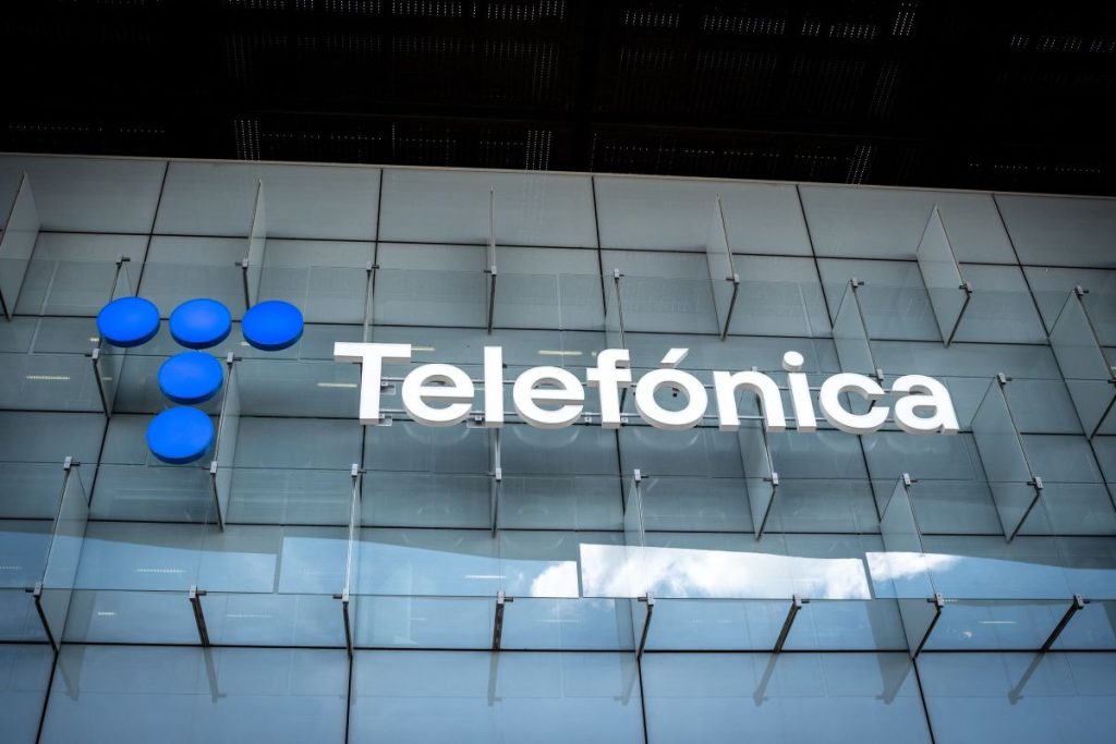 Afacerea Telefonica, pe muchie de cuțit: Ce riscă România