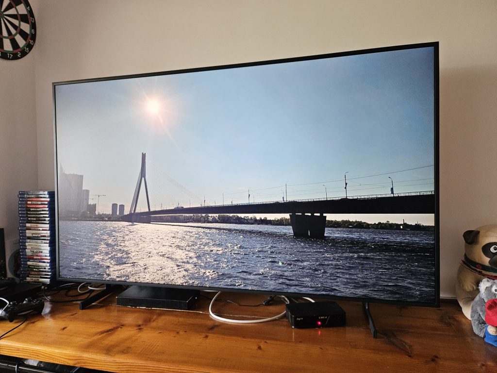Samsung extinde suportul pentru Google Cast la televizoarele din seriile mai vechi, făcând un pas semnificativ spre o experiență mai deschisă pentru utilizatori