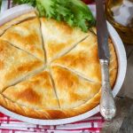 Tiropita: Gustul Greciei în farfurie. Rețeta de plăcintă cu brânză