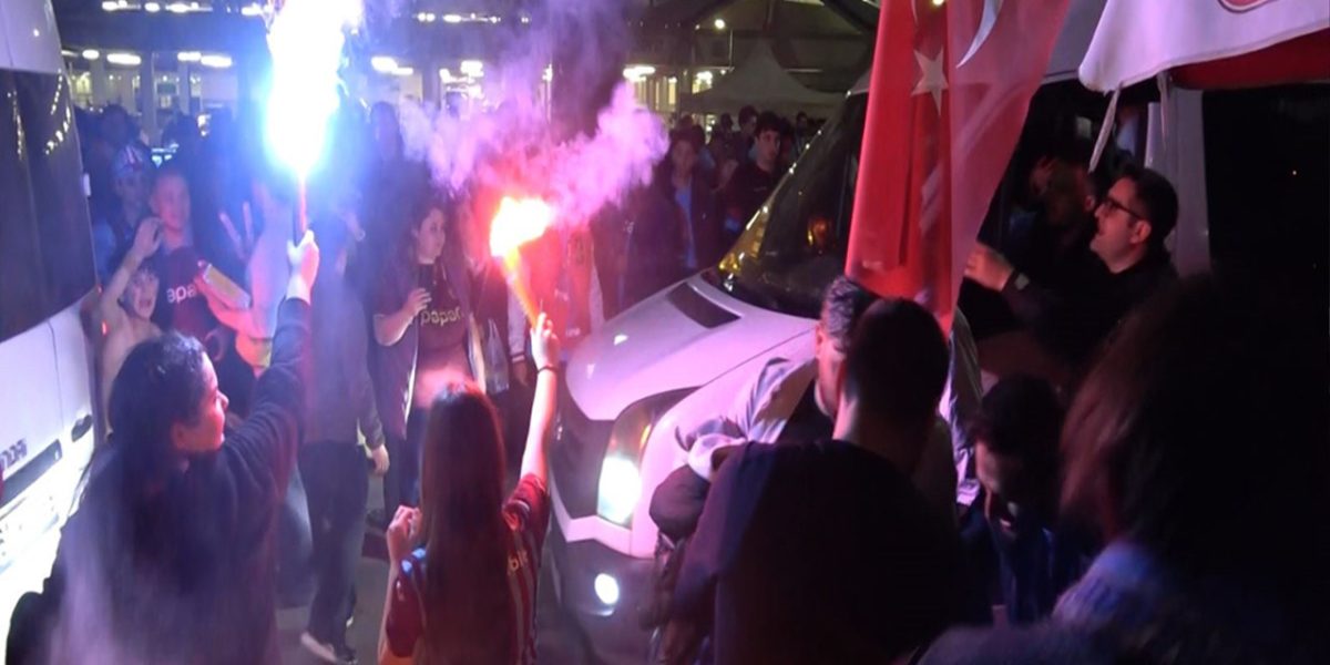 trabzonspor-taraftari-galatasaray-galibiyetini-horon-ve-kolbastiyla-kutladi-v4fr.jpg - StiriAlese