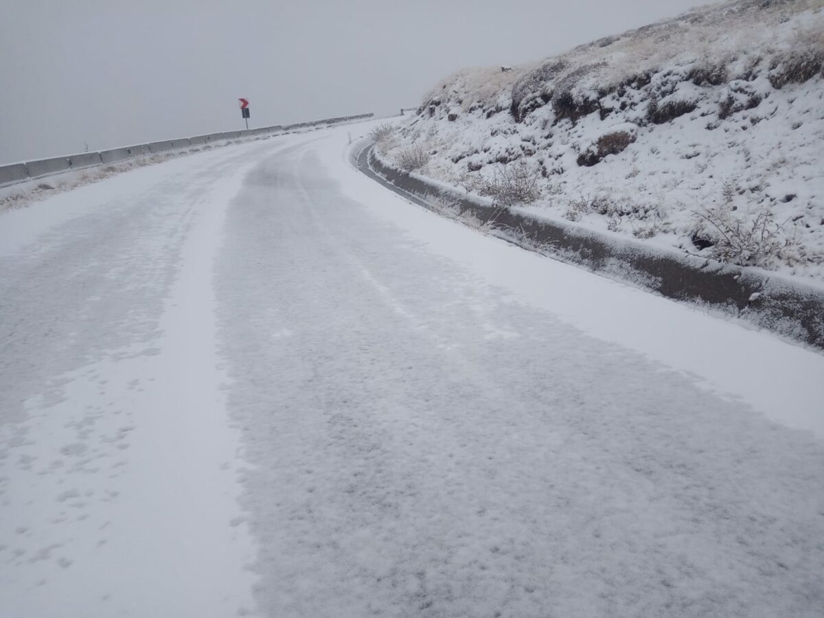 Utilajele de deszăpezire au intervenit joi pe mai multe drumuri naționale din România, din cauza ninsorilor și a stratului de zăpadă format