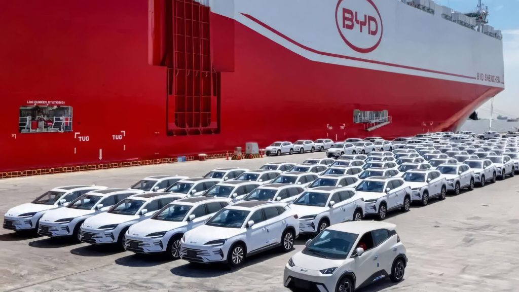 BYD devine un actor din ce în ce mai serios pe piața auto din România, nu doar ca o prezență marginală, ci ca o alterativă reală pentru consumatorii care caută tehnologii electrice și hibride la prețuri competitive