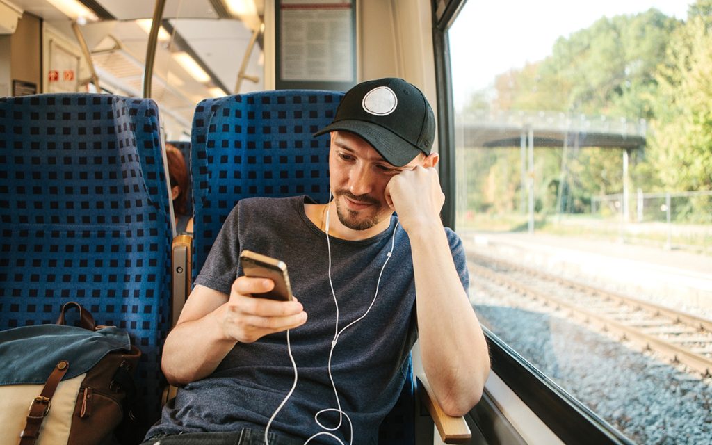 Românii, mai degrabă pe rețele decât pe educație. Ce zic datele?