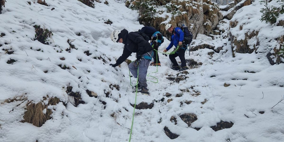 Turiștii blocați în Piatra Craiului, salvați de jandarmii montani