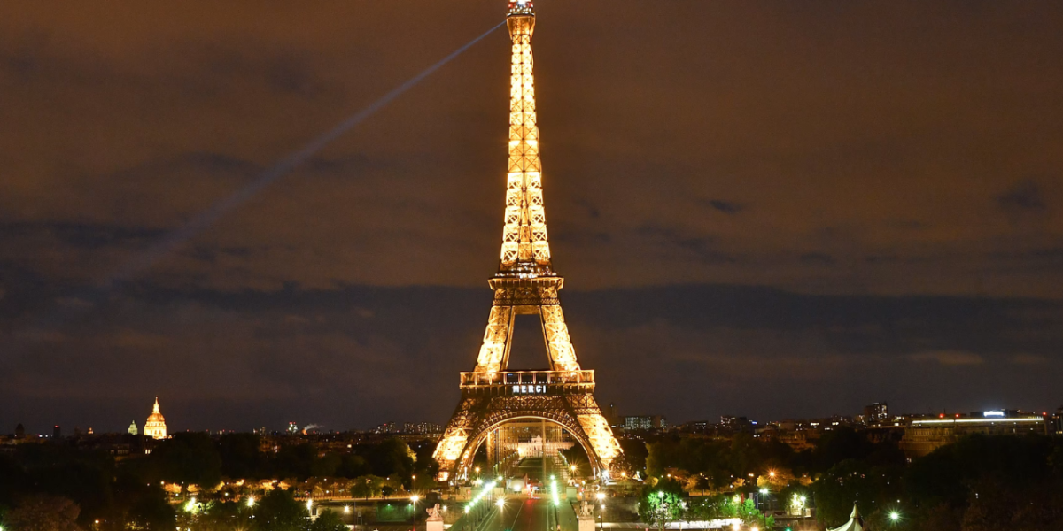 O bucată din Turnul Eiffel, la vânzare: Prețul depășește orice așteptări!