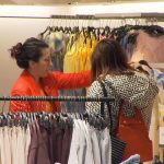 Cât cheltuiesc românii pentru haine de Paște: De la tradiție la trend