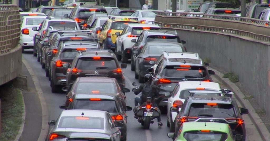 România, sfidătoare: Traficul NU scade, chiar dacă benzina-i SCUMPĂ