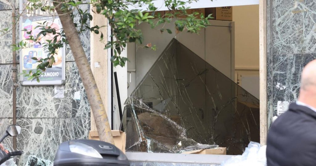 Jaf ÎN Napoli: Imaginile dezastrului lăsat de hoți la o bancă