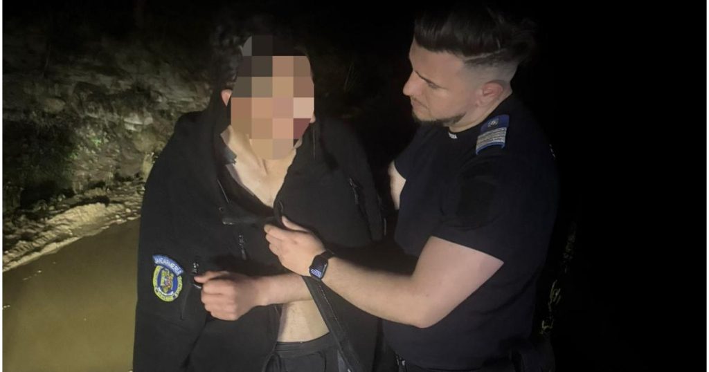 Ursul, coșmarul din pădure: Tânăr urmărit, salvat de jandarmi după ce-și abandonează motocicleta